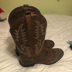 Ariat round toe western boots